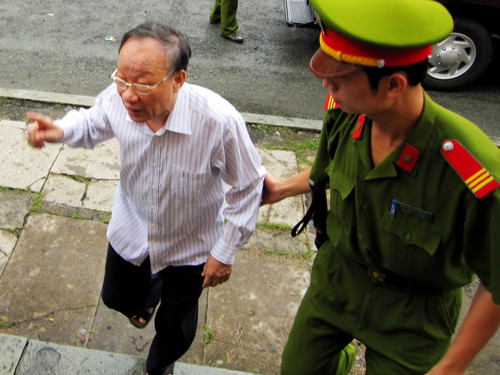Ông Lê Quả được dẫn giải vào tòa