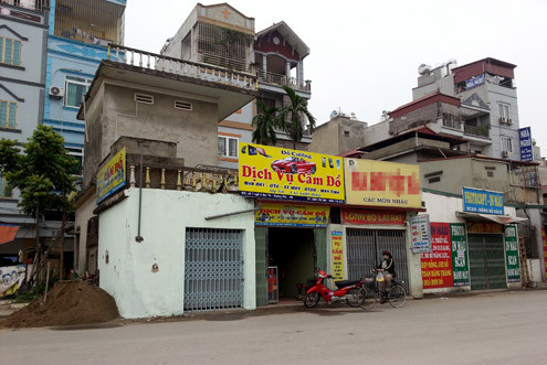 So với các nhà trên phố, lô nhà này nhô ra cả chục mét