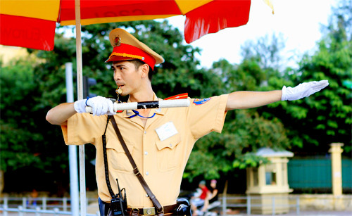 CSGT Nguyễn Tuấn Mạnh điều tiết giao thông tại ngã tư Giải Phóng - Đại Cồ Việt - Lê Duẩn. Ảnh Nguyễn Hoàn (Infonet). CSGT Nguyễn Tuấn Mạnh điều tiết giao thông tại ngã tư Giải Phóng - Đại Cồ Việt - Lê Duẩn. Ảnh Nguyễn Hoàn
