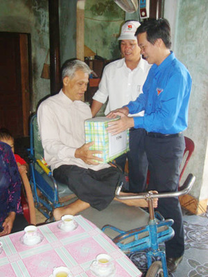 Bí thư thứ nhất T.Ư Đoàn Võ Văn Thưởng thăm và tặng quà thương binh nặng. Bí thư thứ nhất T.Ư Đoàn Võ Văn Thưởng thăm và tặng quà thương binh nặng