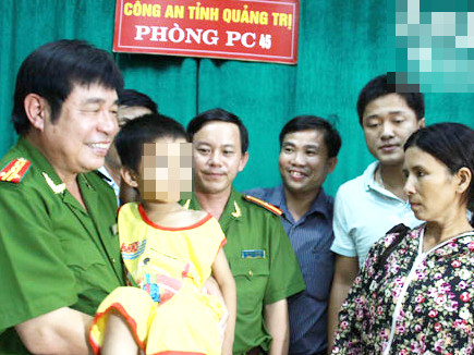 Công an Quảng Trị trao trả cháu bé cho gia đình