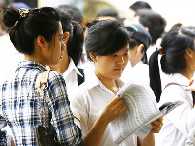 Thí sinh ôn lại bài trong kỳ thi tốt nghiệp 2011. Ảnh: Đỗ Hợp. Thí sinh