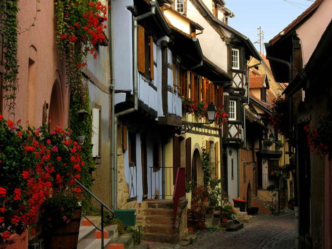 Hoa tràn ngập khắp các nẻo đường mang lại nét duyên dáng, quyến rũ cho Eguisheim