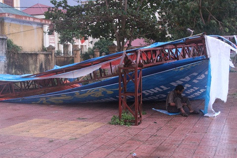 Nhiều bảng quảng cáo bị báo đánh sập