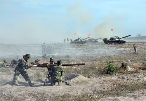 Theo sau là bộ binh