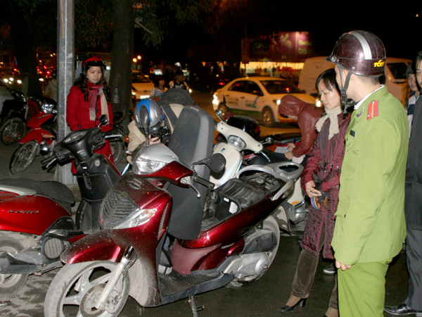 Lực lượng chức năng có mặt tại hiện trường lập biên bản ghi nhận sự việc