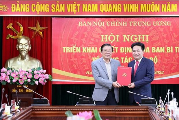 Trưởng Ban Nội chính Trung ương Phan Đình Trạc trao quyết định và chúc mừng ông Nguyễn Văn Yên. Ảnh: VOV