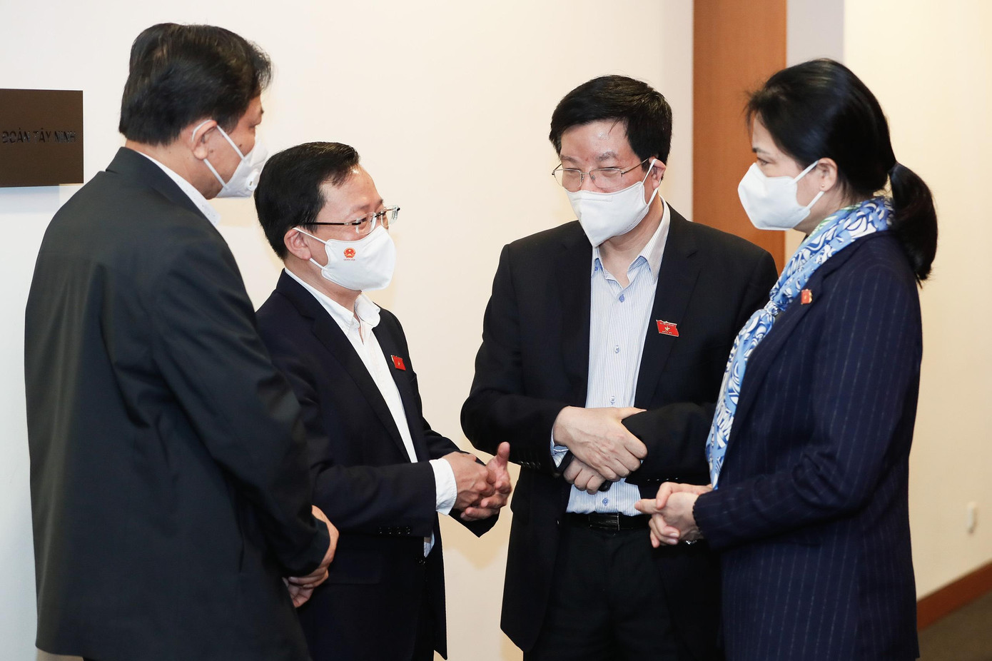 Các đại biểu Quốc hội trao đổi bên lề kỳ họp. Ảnh Như Ý Các đại biểu Quốc hội trao đổi bên lề kỳ họp. Ảnh Như Ý