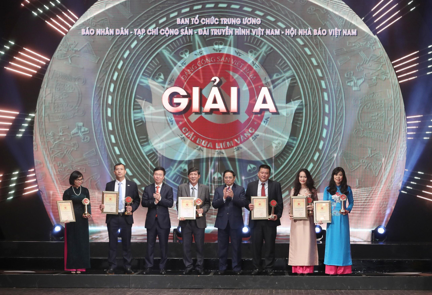 Thủ tướng Chính phủ và Thường trực Ban Bí thư trao giải A cho các tác giả. Ảnh Như Ý