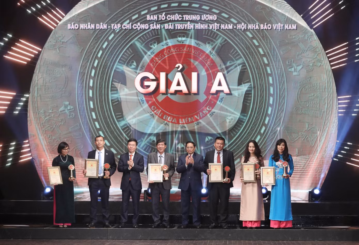 Thủ tướng Chính phủ và Thường trực Ban Bí thư trao giải A cho các tác giả. Ảnh Như Ý