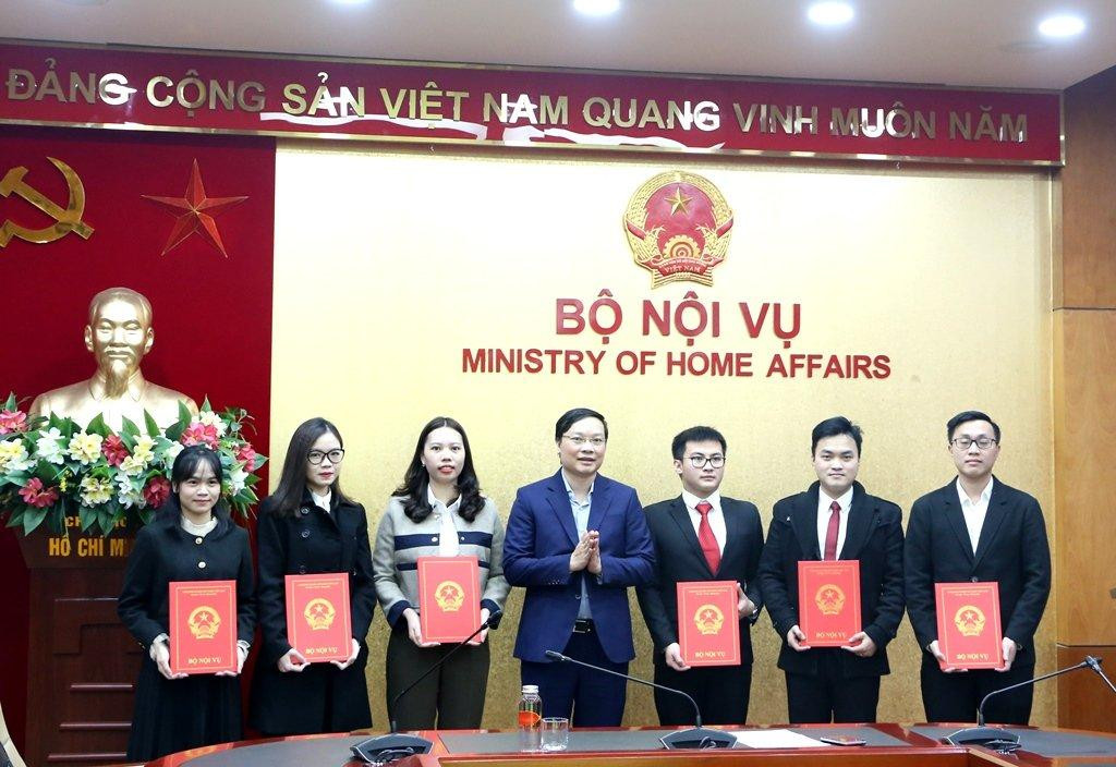 Lãnh đạo Bộ trao quyết định tuyển dụng công chức theo Nghị định số 140/NĐ-CP của Chính phủ Lãnh đạo Bộ trao quyết định tuyển dụng công chức theo Nghị định số 140/NĐ-CP của Chính phủ