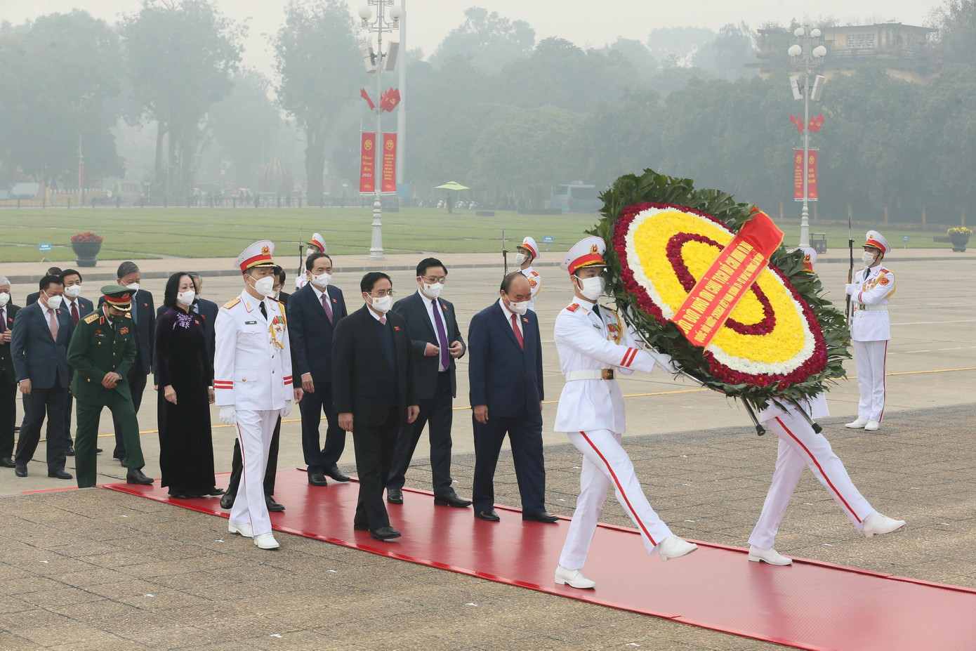 Sáng 4/1, trước giờ khai mạc kỳ họp bất thường lần thứ nhất, Quốc hội khóa XV, các đại biểu Quốc hội tham dự kỳ họp tại điểm cầu Nhà Quốc hội đã đến đặt vòng hoa, vào Lăng viếng Chủ tịch Hồ Chí Minh Sáng 4/1, trước giờ khai mạc kỳ họp bất thường lần thứ nhất, Quốc hội khóa XV, các đại biểu Quốc hội tham dự kỳ họp tại điểm cầu Nhà Quốc hội đã đến đặt vòng hoa, vào Lăng viếng Chủ tịch Hồ Chí Minh