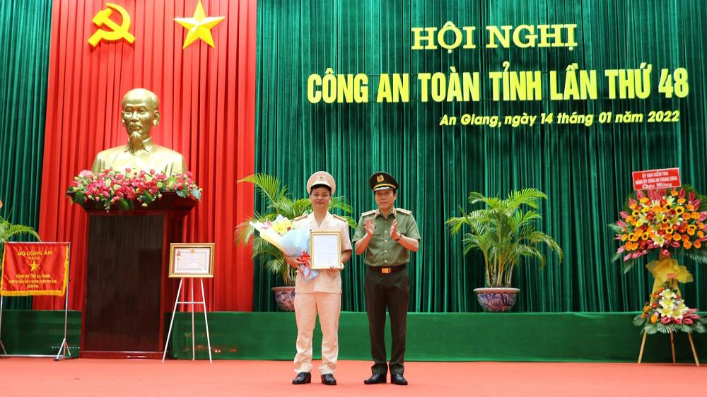 Thứ trưởng Lương Tam Quang trao Quyết định của Bộ trưởng Bộ Công an bổ nhiệm Đại tá Bùi Tấn Ân giữ chức Phó Giám đốc Công an tỉnh An Giang. Ảnh IT Thứ trưởng Lương Tam Quang trao Quyết định của Bộ trưởng Bộ Công an bổ nhiệm Đại tá Bùi Tấn Ân giữ chức Phó Giám đốc Công an tỉnh An Giang. Ảnh IT
