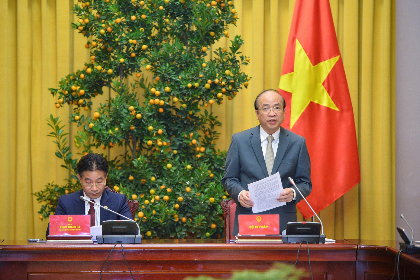 Đại diện Bộ Tư pháp trao đổi với phóng viên tại buổi họp báo