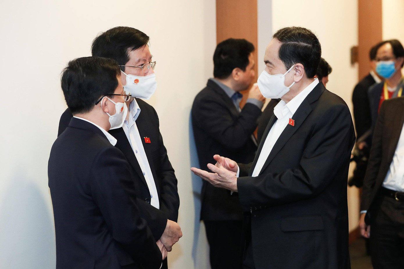 Các đại biểu Quốc hội trao đổi bên lề kỳ họp. Ảnh Như Ý