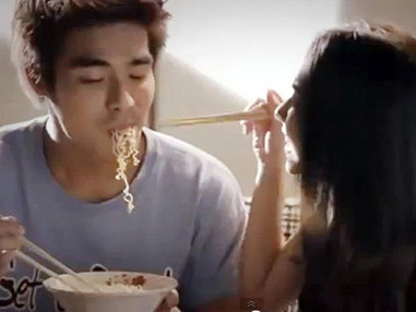 Những khoảnh khắc đẹp về mối tình trong sáng của cặp đôi trong clip