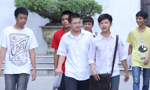 Nhiều thí sinh thở phào về đề thi Hóa học, Tiếng Anh sáng 5/7