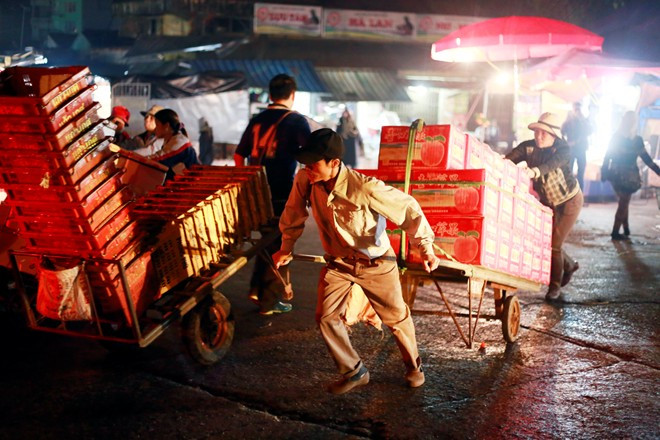 Cửu vạn tại chợ đêm Long Biên với manh áo phong phanh để thồ hàng. Họ chủ yếu đến từ Hưng Yên, Hà Nam, Ninh Bình... một chuyến thồ hàng họ kiếm được từ 10.000 - 30.0000 đồng, tùy khoảng cách và trọng lượng mỗi chuyến 