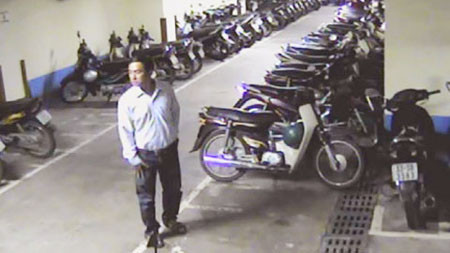 Một tên trộm đang chuẩn bị "tác nghiệp" bị camera ghi hình lại.