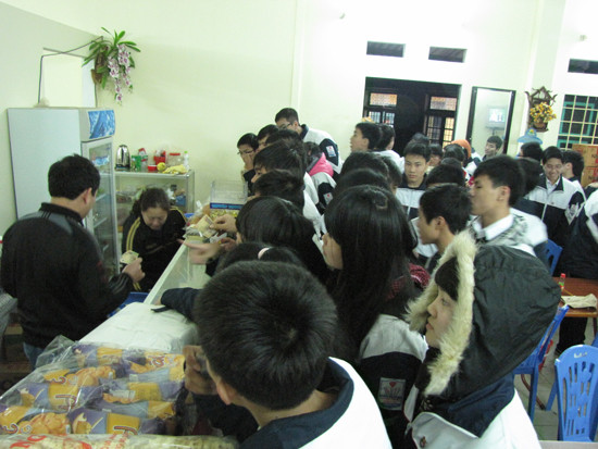 Hết tiết bốn, căng tin nhỏ của trường đón cả trăm học sinh xuống mua bánh mỳ, mỳ tôm ăn chống đói. 