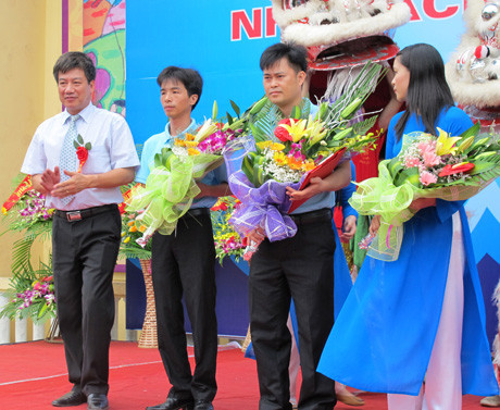 Giám đốc Công ty CP Tiền Phong Trần Đức An giao nhiệm vụ cho ban lãnh đạo nhà sách.