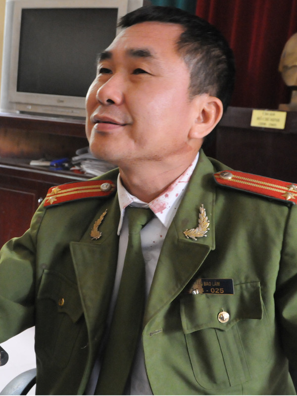 Trung tá Trần Bảo Lâm cho rằng không vụt trúng mặt mà do anh Bắc bỏ chạy đâm vào tường và tấm biển hiệu nên mới bị thương. Ảnh: Tuấn Nguyễn.