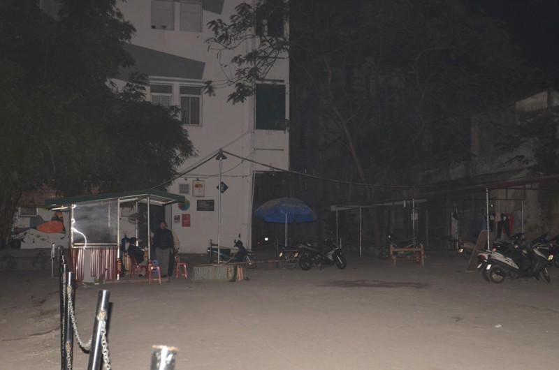 Bãi đỗ xe hàng ngày chật kín nhưng nay chỉ còn xe của người trong khu Zone 9