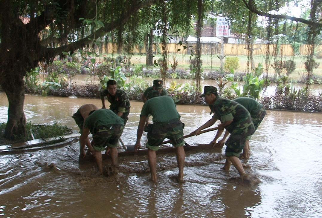 CBCS Biên phòng dọn vệ sinh tại trường THCS Nghĩa Hà (Tư Nghĩa)