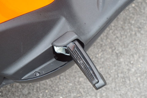 Chỗ để chân phía sau vẫn vướng