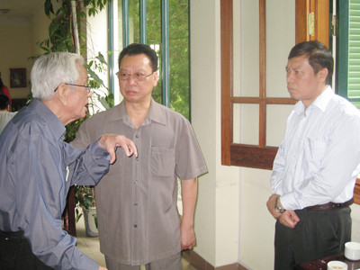 Phó Trưởng Ban Tuyên giáo T.Ư Phùng Hữu Phú (giữa) trao đổi với các đại biểu bên lề buổi tọa đàm. Ảnh: H.N. Phó Trưởng Ban Tuyên giáo T.Ư Phùng Hữu Phú (giữa) trao đổi với các đại biểu bên lề buổi tọa đàm Ảnh: H.N