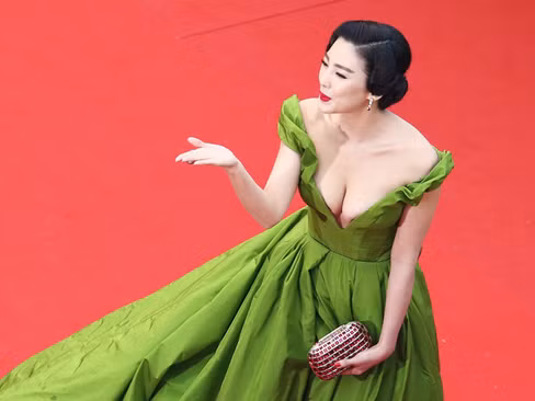 Nữ diễn viên thu hút nhiều sự chú ý khi liên tục hôn gió và tạo dáng trên thảm đỏ