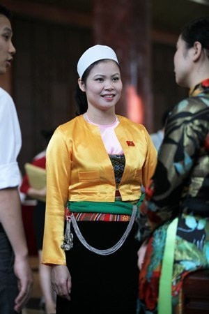 Đại biểu tỉnh Hòa Bình Bạch Thị Hương Thủy duyên dáng trong trang phục truyền thống dân tộc Mường