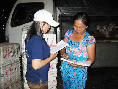 Chị Hồng giao hàng cho khách tại chợ đầu mối Thủ Đức. Ảnh: Gia Huy. Chị Hồng giao hàng cho khách tại chợ đầu mối Thủ Đức. Ảnh: Gia Huy