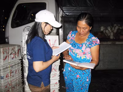 Chị Hồng giao hàng cho khách tại chợ đầu mối Thủ Đức. Ảnh: Gia Huy