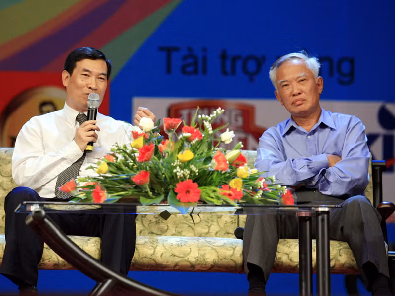 GSTS Đào Trọng Thi (trái) và nguyên Phó Thủ tướng Vũ Khoan. Ảnh : Hồng Vĩnh