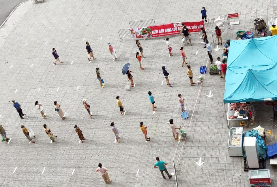 Hình ảnh cư dân mua lương thực, thực phẩm tại gian hàng lưu động ở sân chung cư HH Linh Đàm đảm bảo quy tắc 5K. Đến sáng nay (23/8), gian hàng lưu động tại đây đã tạm dừng để cư dân sẽ "đi chợ online" đồng bộ. Ảnh: Cộng đồng cư dân. Hình ảnh cư dân mua lương thực, thực phẩm tại gian hàng lưu động ở sân chung cư HH Linh Đàm đảm bảo quy tắc 5K. Đến sáng nay (23/8), gian hàng lưu động tại đây đã tạm dừng để cư dân sẽ "đi chợ online" đồng bộ. Ảnh: Cộng đồng cư dân.