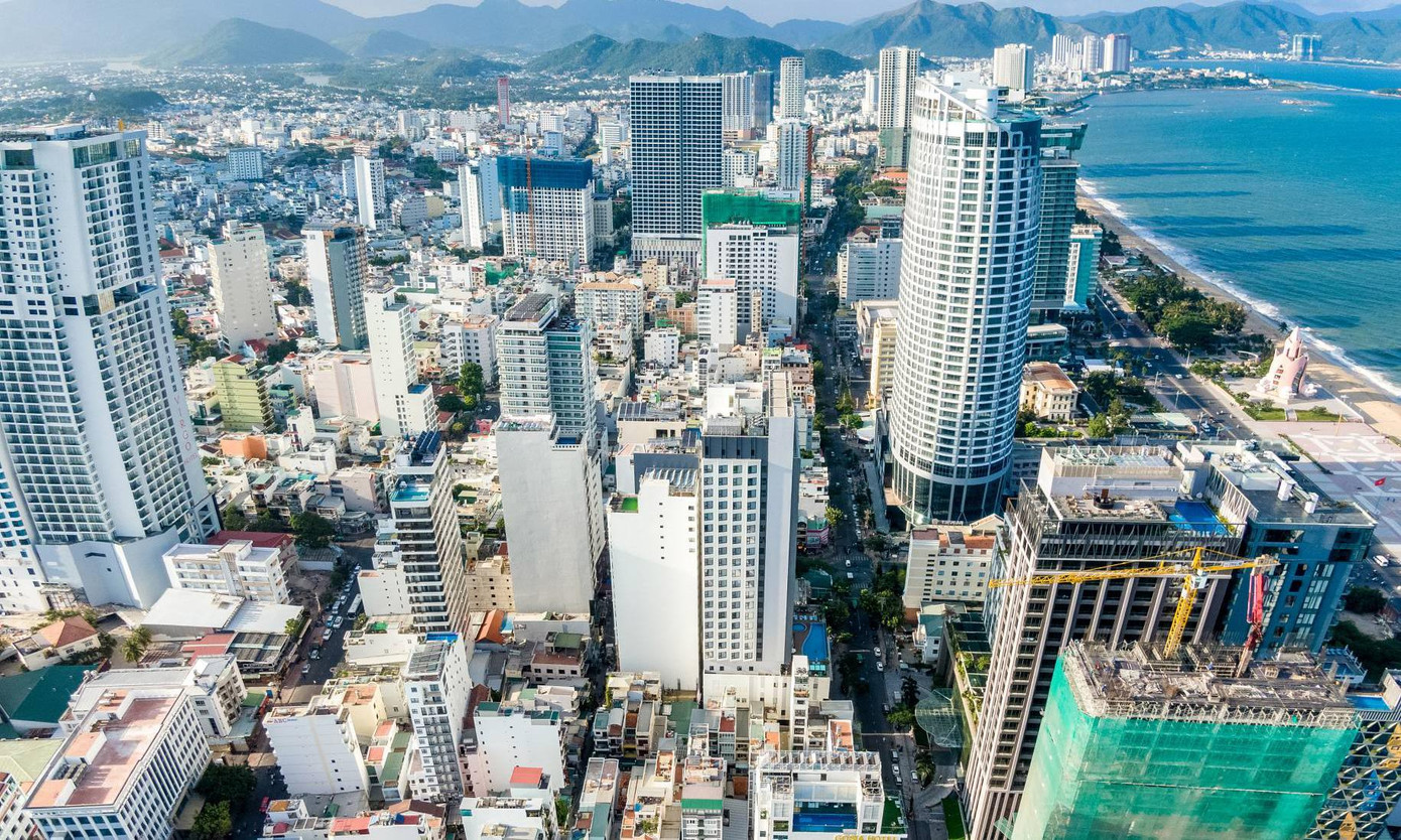 Cục Cạnh tranh và Bảo vệ người tiêu dùng khuyến cáo, trong trường hợp hợp đồng mua căn hộ chung cư có những quy định gây khó hiểu hoặc “lạ lẫm” với người tiêu dùng như “căn hộ du lịch”, “căn hộ khách sạn”, “hợp đồng mua bán quyền tài sản”, “hợp đồng chuyển nhượng tài sản”, “dự án không hình thành đơn vị ở”..., bên mua cần yêu cầu đơn vị bán hàng giải thích và cung cấp cơ sở pháp lý, đồng thời tự mình tìm hiểu thêm thông tin qua nhiều kênh khác nhau. Ảnh minh họa. Cục Cạnh tranh và Bảo vệ người tiêu dùng khuyến cáo, trong trường hợp hợp đồng mua căn hộ chung cư có những quy định gây khó hiểu hoặc “lạ lẫm” với người tiêu dùng như “căn hộ du lịch”, “căn hộ khách sạn”, “hợp đồng mua bán quyền tài sản”, “hợp đồng chuyển nhượng tài sản”, “dự án không hình thành đơn vị ở”..., bên mua cần yêu cầu đơn vị bán hàng giải thích và cung cấp cơ sở pháp lý, đồng thời tự mình tìm hiểu thêm thông tin qua nhiều kênh khác nhau. Ảnh minh họa.