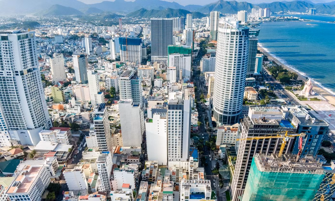 Cục Cạnh tranh và Bảo vệ người tiêu dùng khuyến cáo, trong trường hợp hợp đồng mua căn hộ chung cư có những quy định gây khó hiểu hoặc “lạ lẫm” với người tiêu dùng như “căn hộ du lịch”, “căn hộ khách sạn”, “hợp đồng mua bán quyền tài sản”, “hợp đồng chuyển nhượng tài sản”, “dự án không hình thành đơn vị ở”..., bên mua cần yêu cầu đơn vị bán hàng giải thích và cung cấp cơ sở pháp lý, đồng thời tự mình tìm hiểu thêm thông tin qua nhiều kênh khác nhau. Ảnh minh họa.