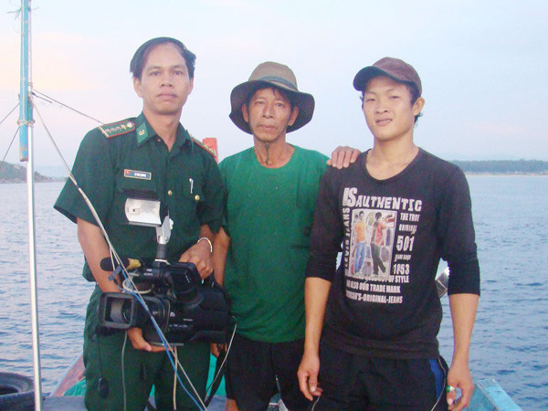 Tác giả (trái) và ngư dân trở về đất liền Ảnh: L.V.C. Tác giả (trái) và ngư dân trở về đất liền Ảnh: L.V.C