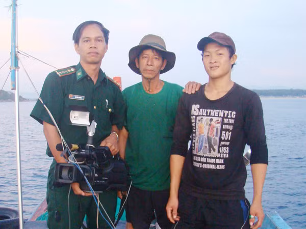 Tác giả (trái) và ngư dân trở về đất liền	Ảnh: L.V.C