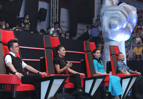 Các huấn luận viên trong đêm liveshow đầu tiên diễn ra tối qua