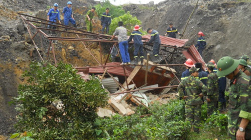 Lực lượng cứu hộ đang nỗ lực tìm kiếm những người bị vùi lấp - Ảnh: Báo Thái Nguyên điện tử. Lực lượng cứu hộ đang nỗ lực tìm kiếm những người bị vùi lấp - Ảnh: Báo Thái Nguyên điện tử