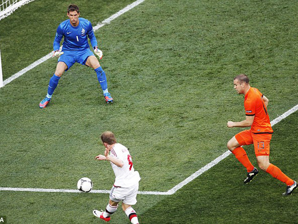 Pha ghi bàn của Krohn-Dehli tạo nên bất ngờ đầu tiên tại Euro 2012. Ảnh: EPA. Pha ghi bàn của Krohn-Dehli tạo nên bất ngờ đầu tiên tại Euro 2012. Ảnh: EPA