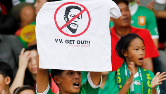 Người hâm mộ bóng đá Thái Lan tỏ thái độ bất bình với ông Makudi. Người hâm mộ bóng đá Thái Lan tỏ thái độ bất bình với ông Makudi