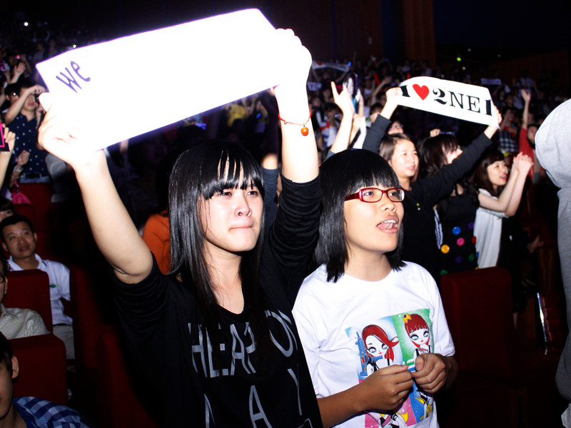 Không ít fan khóc nức nở vì quá hạnh phúc khi được tận mắt xem các thần tượng biểu diễn
