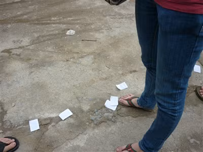 Học sinh vứt phao trước sân trường THPT Trần Hưng Đạo. Ảnh: HT. Học sinh vứt phao trước sân trường THPT Trần Hưng Đạo. Ảnh: HT