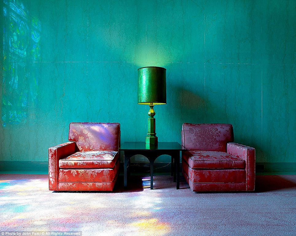 Nhiếp ảnh gia John Allen Faier đã dành bảy năm để săn lùng những ngôi lăng tẩm và nhà thờ được cho là xa hoa nhất nước Mỹ. Nhiếp ảnh gia John Allen Faier đã dành bảy năm để săn lùng những ngôi lăng tẩm và nhà thờ được cho là xa hoa nhất nước Mỹ