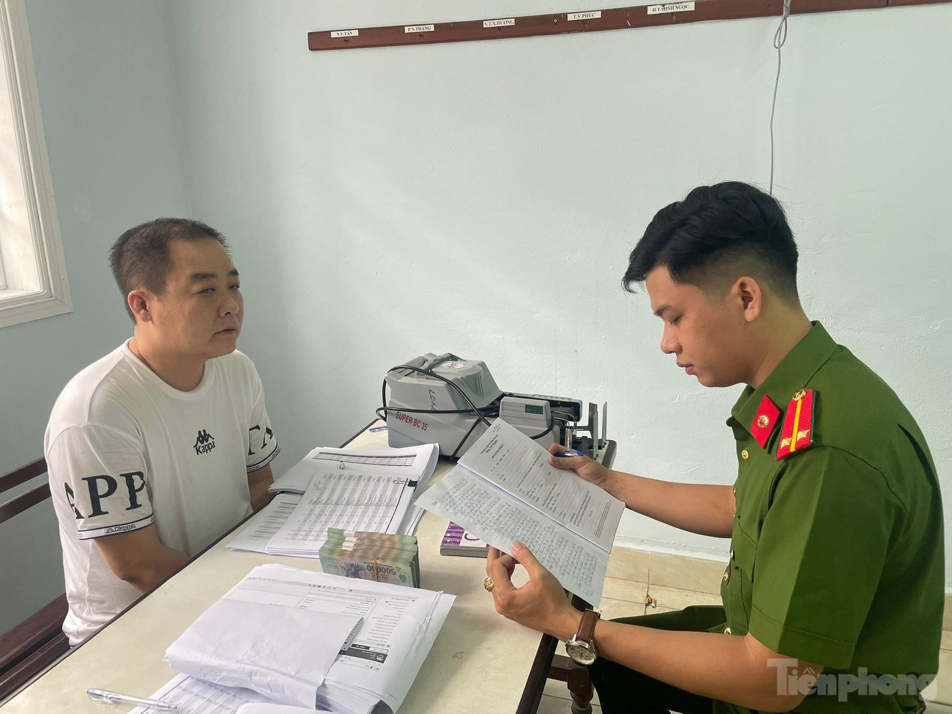 Công an TP Đà Nẵng lấy lời khai đối tượng Đinh Văn Công Thanh, kẻ cầm đầu đường dây cá độ.