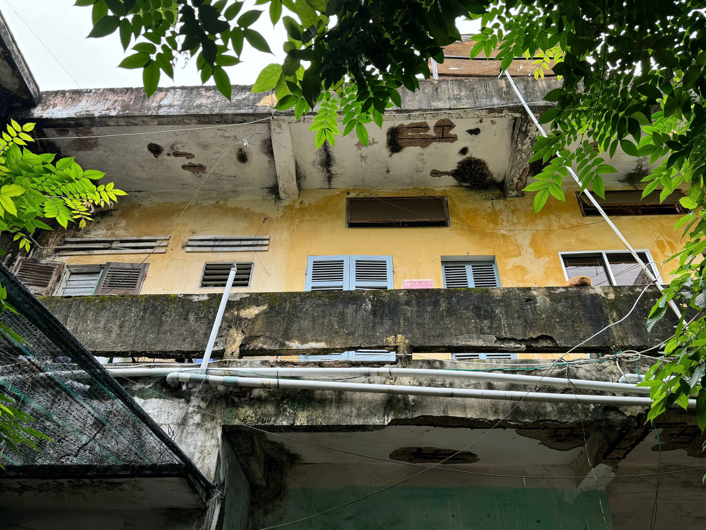 Một nhà tập thể xuống cấp ở quận Hải Châu, TP. Đà Nẵng.