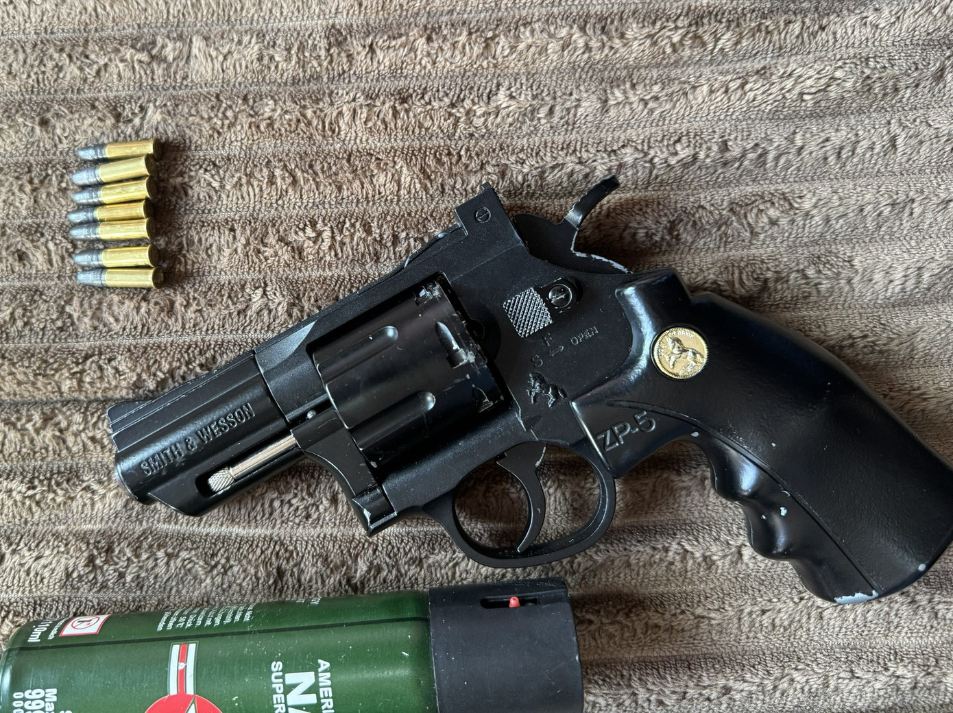 Tang vật khẩu súng và 7 viên đạn được thu giữ. Tang vật khẩu súng và 7 viên đạn được thu giữ.